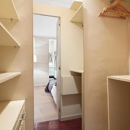 Cathedral Apartment *