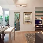 Cathedral Apartment *